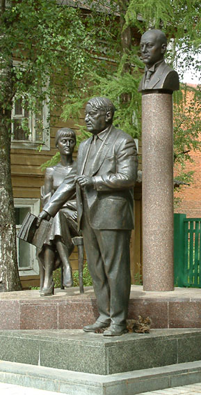 Фотография памятника Л. Н. Гумилеву, Н. С. Гумилеву и А. А. Ахматовой