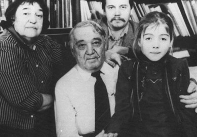 Л.Н. Гумилёв с супругой и К.П. Иванов с дочерью